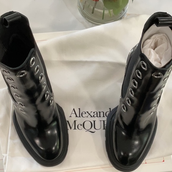 ⭐️⭐️⭐️SOLD ⭐️⭐️⭐️Alexander McQueen Tread Grommet Embellished Chelsea Boot - Picture 7 of 15